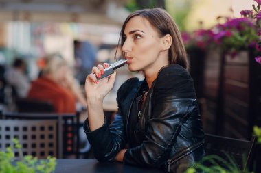 güzel göz alıcı esmer duman elektronik sigara