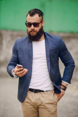 bir milyoner gibi görünüyor yalnız sakallı adam