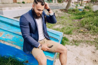 Teknede sakallı adam