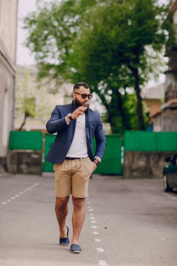 e-sigara ile sakallı adam