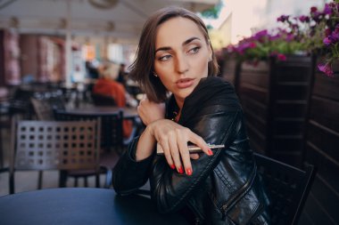 güzel göz alıcı esmer duman elektronik sigara