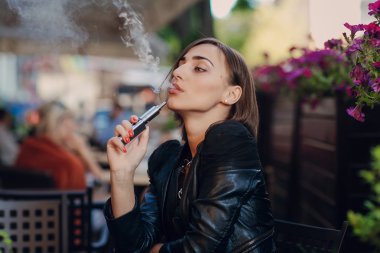 güzel göz alıcı esmer duman elektronik sigara