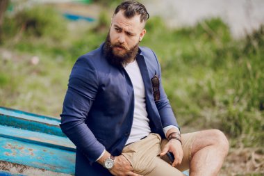 Teknede sakallı adam