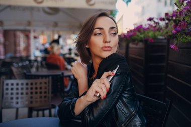 güzel göz alıcı esmer duman elektronik sigara