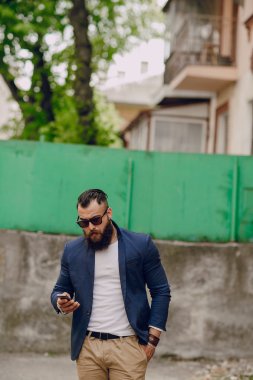 bir milyoner gibi görünüyor yalnız sakallı adam