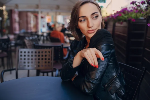 Menina bonita sentada em um café — Fotografia de Stock