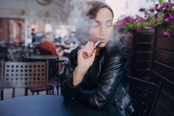Beautiful glamorous brunette smoke electronic cigarette — Stock Photo, Image