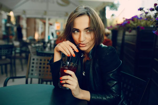 Žena pít koktejl — Stock fotografie