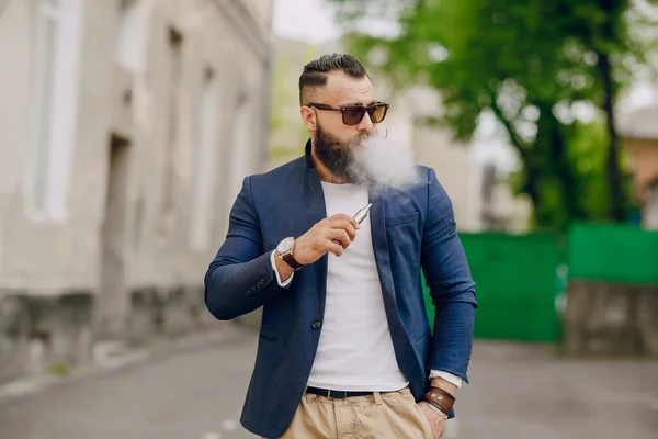 Homem barbudo com cigarro eletrônico — Fotografia de Stock