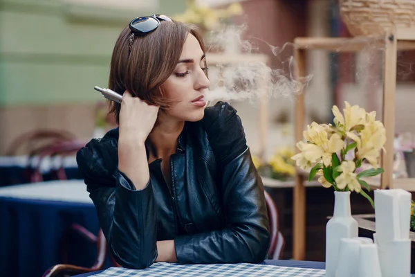 Bella glamour bruna fumo sigaretta elettronica — Foto Stock