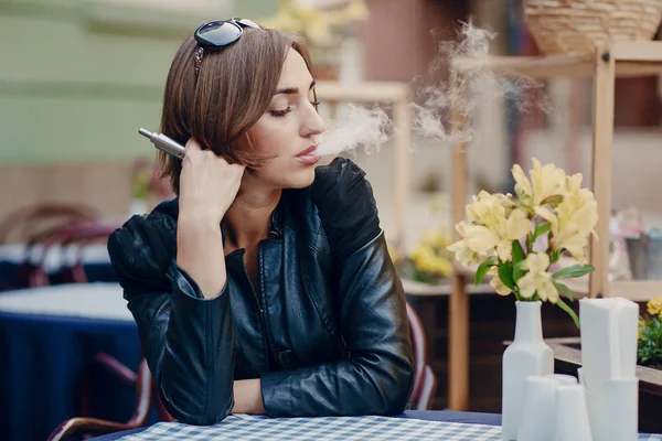 Krásné okouzlující brunetka dým elektronické cigarety — Stock fotografie