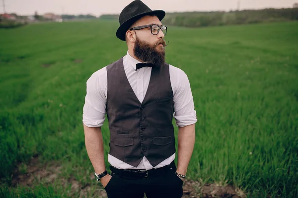 Barba hombre en campo lonley —  Fotos de Stock