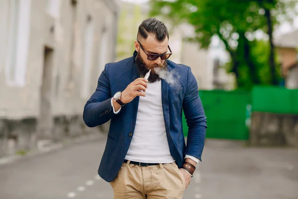 Skäggig man med e-cigarett — Stockfoto