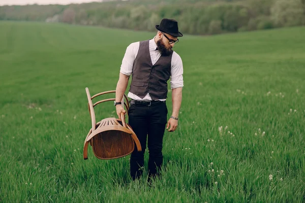 Barba hombre en campo lonley — Foto de Stock