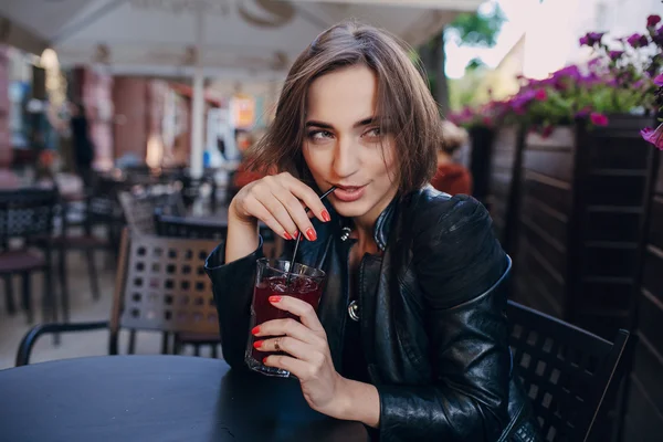 Beber cóctel mujer — Foto de Stock