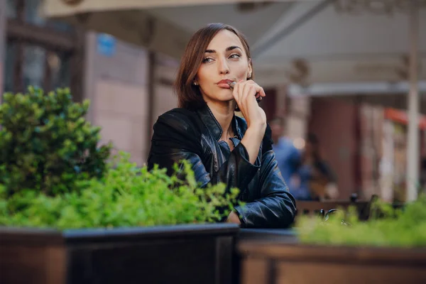 Beautiful glamorous brunette smoke electronic cigarette — Stock Photo, Image