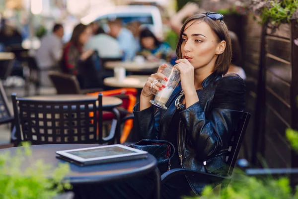 Krásná dívka se těší miniaplikace — Stock fotografie