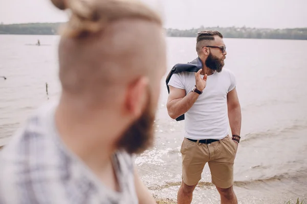 Бородатий чоловік на пляжі — стокове фото