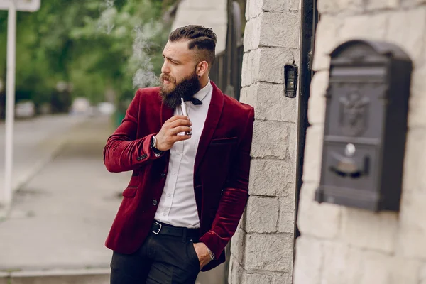 Hombre barbudo con cigarrillo electrónico — Foto de Stock