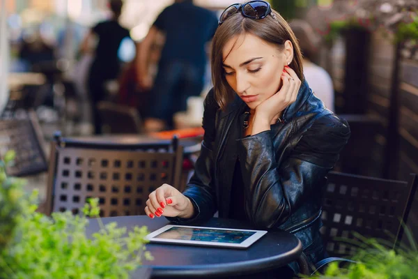 Mooi meisje geniet gadgets — Stockfoto