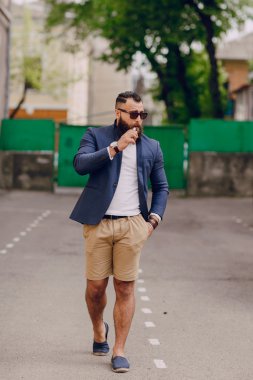 e-sigara ile sakallı adam