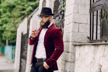 e-sigara ile sakallı adam