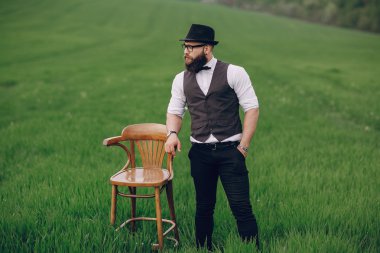 Yalnız sakallı adam 