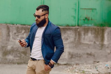 bir milyoner gibi görünüyor yalnız sakallı adam