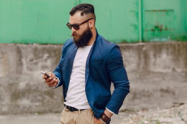 bir milyoner gibi görünüyor yalnız sakallı adam