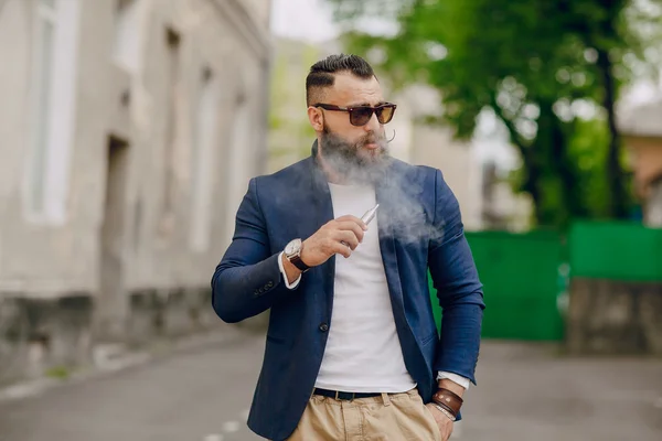 Uomo barbuto con sigaretta elettronica — Foto Stock