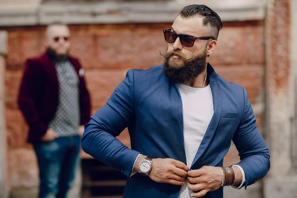 İki sakallı erkek moda