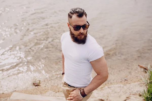 Hombre barbudo en la playa —  Fotos de Stock