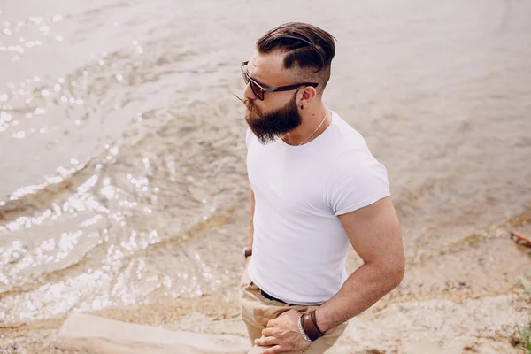 Hombre barbudo en la playa —  Fotos de Stock