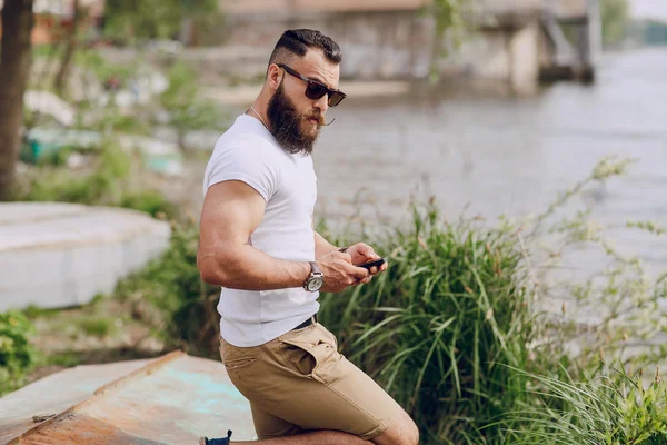 Bebaarde man op de boot — Stockfoto