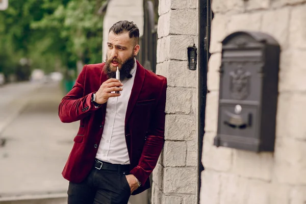 Hombre barbudo con cigarrillo electrónico — Foto de Stock