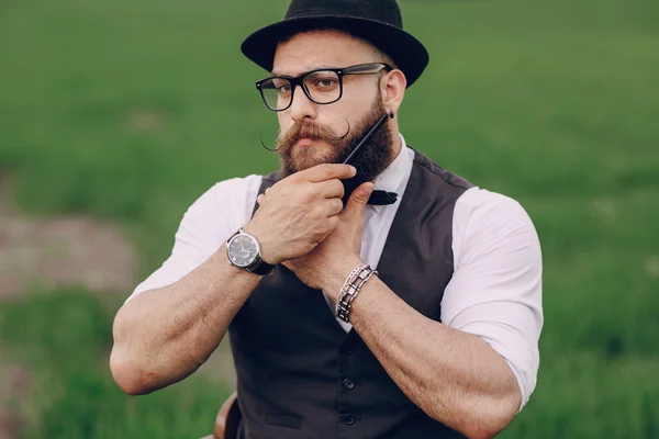 O homem se importa com sua barba — Fotografia de Stock