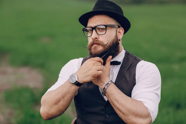 El hombre cuida su barba —  Fotos de Stock