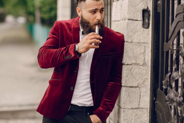 e-sigara ile sakallı adam