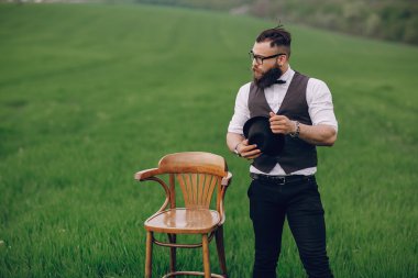 Yalnız sakallı adam 