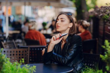 güzel göz alıcı esmer duman elektronik sigara