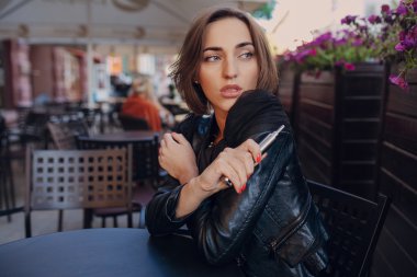 güzel göz alıcı esmer duman elektronik sigara