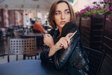 güzel göz alıcı esmer duman elektronik sigara