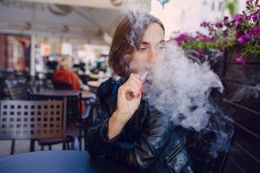 güzel göz alıcı esmer duman elektronik sigara