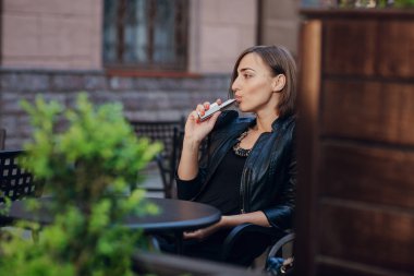 güzel göz alıcı esmer duman elektronik sigara