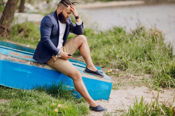 Bebaarde man op de boot — Stockfoto