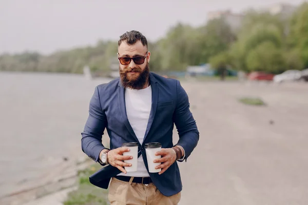 Uomo barbuto che trasporta caffè — Foto Stock