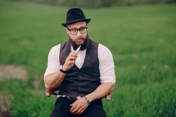 Bearded man vaping — Stock Photo, Image