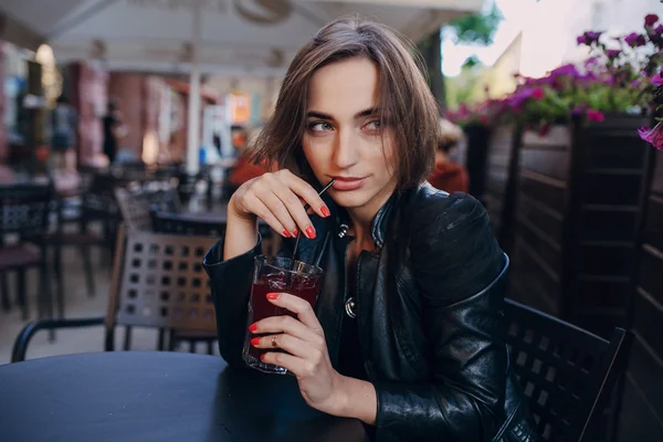 Женщина пьет коктейль — стоковое фото