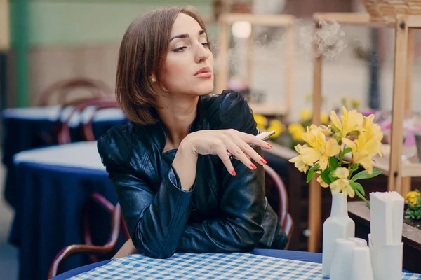 Krásné okouzlující brunetka dým elektronické cigarety — Stock fotografie