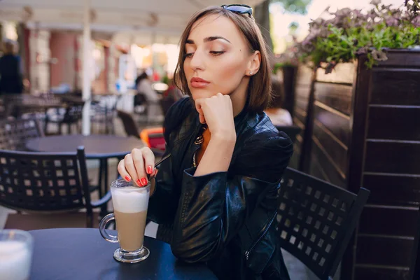 Krásná holka pije cappuccino v kavárně — Stock fotografie